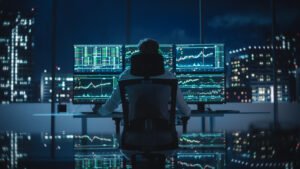 "Scalper trader operando à noite em frente a múltiplas telas com gráficos de mercado financeiro">