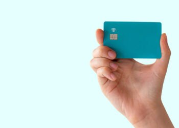 Pessoa segurando um cartão de crédito para CNPJ, ideal para facilitar a gestão financeira da empresa