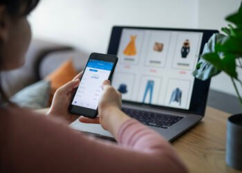 Pessoa usando ferramentas interativas no e-commerce para simular compras pelo celular e computador